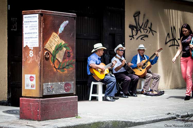 Pintura de Lienzo Al Son de la Música en las Calles de Pereira