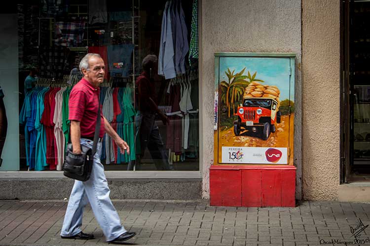 Pintura de un Jeep y Transeúnte Por las Calles de Pereira