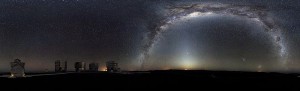 Panorámica nocturna de la vía lactea vista desde la plataforma de Paranal, hogar del telescópio gigante ESO.